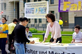 每次法轮功学员举办活动，都会有很多人签名支持法轮功学员反迫害