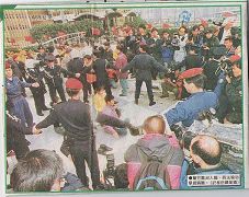 《东方日报》关于法轮功学员抗议迫害的报道