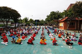 晨曦学校师生学炼法轮功第五套功法——神通加持法