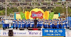 五月二十七日“物旺艺术节”上，天国乐团在物旺蓄水池特设舞台上演奏