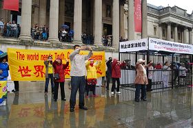 '英国法轮功学员在伦敦鸽子广场展示功法和中共迫害真相'