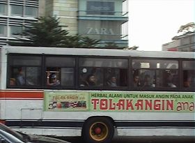 反迫害活动吸引了过往巴士乘客的目光。