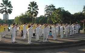 反迫害十二周年，马来西亚雪隆区部份法轮功学员在八打灵再也公园举行集体炼功