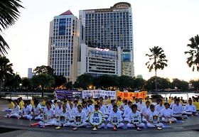 马来西亚雪隆区部份法轮功学员在八打灵再也公园举行烛光悼念活动