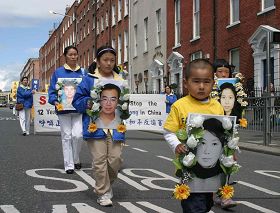 '爱尔兰法轮功学员在都柏林市中心的游行'