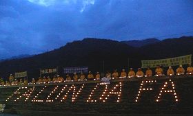 台东法轮功学员在知本河堤烛光静坐，悼念被中共迫害致死的法轮功修炼者。
