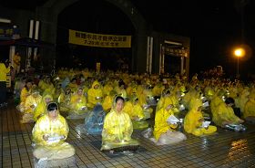 台南市约三百多名法轮功学员上周末冒着雨，于东宁公园以烛光和音乐，悼念在中国大陆遭受迫害的法轮功修炼者。