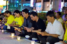刘建国委员（左三）代理市长许根尉（左二）、江文登议员（左一）与学员并肩齐坐、悼念那些为坚持“真、善、忍”信仰而遭迫害致死的法轮功学员