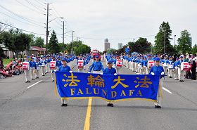 天国乐团参加大多伦多士嘉堡市举行的国庆日游行