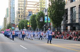 法轮功学员参加温哥华市的加拿大国庆游行