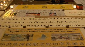 横幅和图片，向人们讲述着修炼“真、善、忍”的法轮功学员在中国无辜遭受的迫害