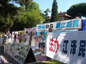 西班牙法轮功学员中使馆前抗议中共十二年迫害