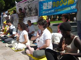 西班牙法轮功学员中使馆前抗议中共十二年迫害