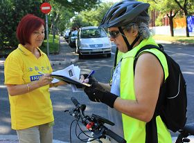 路过的自行车爱好者签名声援法轮功反迫害