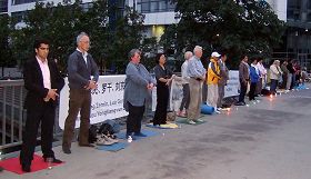 法轮功学员还在中共驻柏林大使馆前进行烛光悼念活动