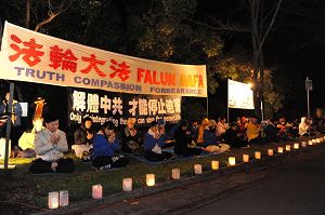 7月20日晚，墨尔本逾百名法轮功学员在中领馆前举行了烛光悼念活动，抗议中共迫害。