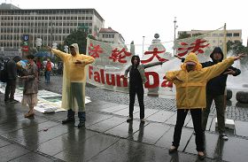 法轮功学员冒雨举办法轮功反中共迫害十二周年活动