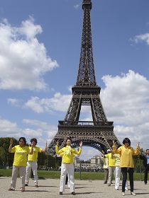 法轮功学员在巴黎埃菲尔铁塔前的战神广场上炼功