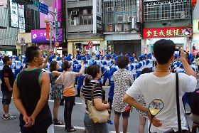 天国乐团游经嘉义市重要道路，挤满了人潮，争睹天国乐团盛大的演出