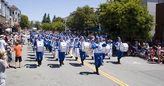 天国乐团首次亮相加州拉克斯波市独立日游行