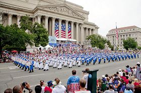 法轮功学员参加美国首都华盛顿DC举行的独立日大游行