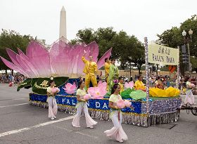 法轮功学员参加美国首都华盛顿DC举行的独立日大游行