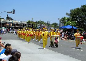 法轮功学员参加南加州科罗那多市美国独立日游行