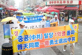 由于当天正值星期日，不少华人来此观看这场集会。虽然下着大雨，游行仍照常举行。