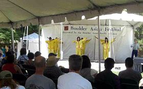 法轮大法学员在第十七届美国科罗拉多州波德市亚洲节上展示功法