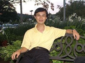 杨坤茂参加美国纽约法轮大法修炼心得交流会，在住宿饭店前的小庭园留影