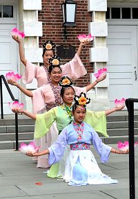 大费城明慧学校舞蹈队在表演莲花舞。