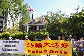 2011-9-22-minghui-toronto-at-korean-consulate--ss.jpg