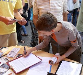 波兰儿童签名反对中共迫害法轮功