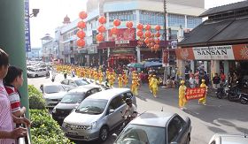 法轮功学员游行队伍环绕麻坡市的主要街道游行