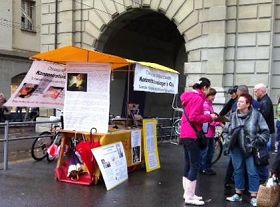 瑞士民众签名，呼吁调查中共活摘法轮功学员器官暴行