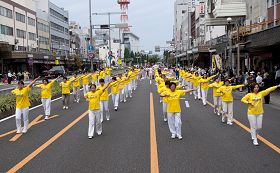法轮功学员在“第五十六届岐阜信长节”的游行活动中进行法轮功的功法演示