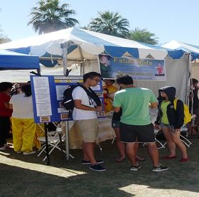 法轮功学员在亚利桑那大学庆祝国际节活动上设立展位，许多民众前来了解真相。