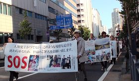 揭露被迫害真相的法轮功学员路过横滨闹市区