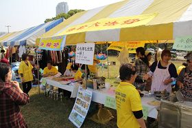 日本法轮功学员在“和平与友爱”国际交流节上设立展位,传播法轮功的真相。