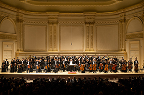 二零一二年十月二十八日，神韵交响乐团在纽约卡内基音乐厅全球首演成功，中西妙合，气势恢宏，开创音乐历史新纪元