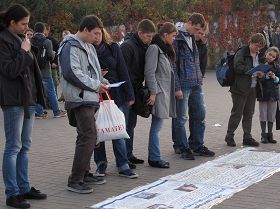 波兰法轮功学员在华沙市中心地铁广场揭露中共活摘器官等迫害法轮功学员的罪行。