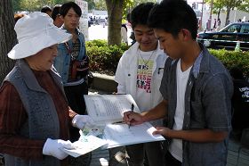 日本东广岛市第二十三届酒节上，游客签名谴责中共迫害法轮功