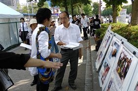 日本东广岛市第二十三届酒节上，游客听法轮功学员讲真相
