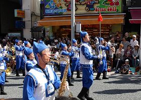 穿古装的天国乐团在国际通踩街，受到游客欢迎。