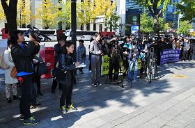 “中共活摘器官真相调查委员会”在韩国首尔媒体中心大楼前举行新闻发布会，谴责韩国政府在中共压力下掩盖中共活摘器官的罪行。