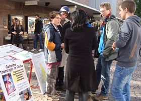 欧洲法轮功学员在德国大学名城弗莱堡征签，揭露中共活摘法轮功学员器官。