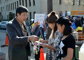 日本法轮功学员在静冈市骏府城公园征集签名，谴责中共活摘器官。