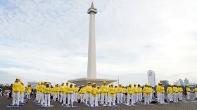 法轮功学员在雅加达中央公园纪念碑前集体炼功