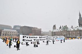 数百名法轮功学员顶着漫天飞雪，在严寒中呼吁加拿大总理访华期间发声制止迫害。
