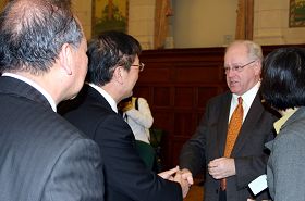 林氏兄弟与国会议员韦恩·马斯顿握手、交谈。